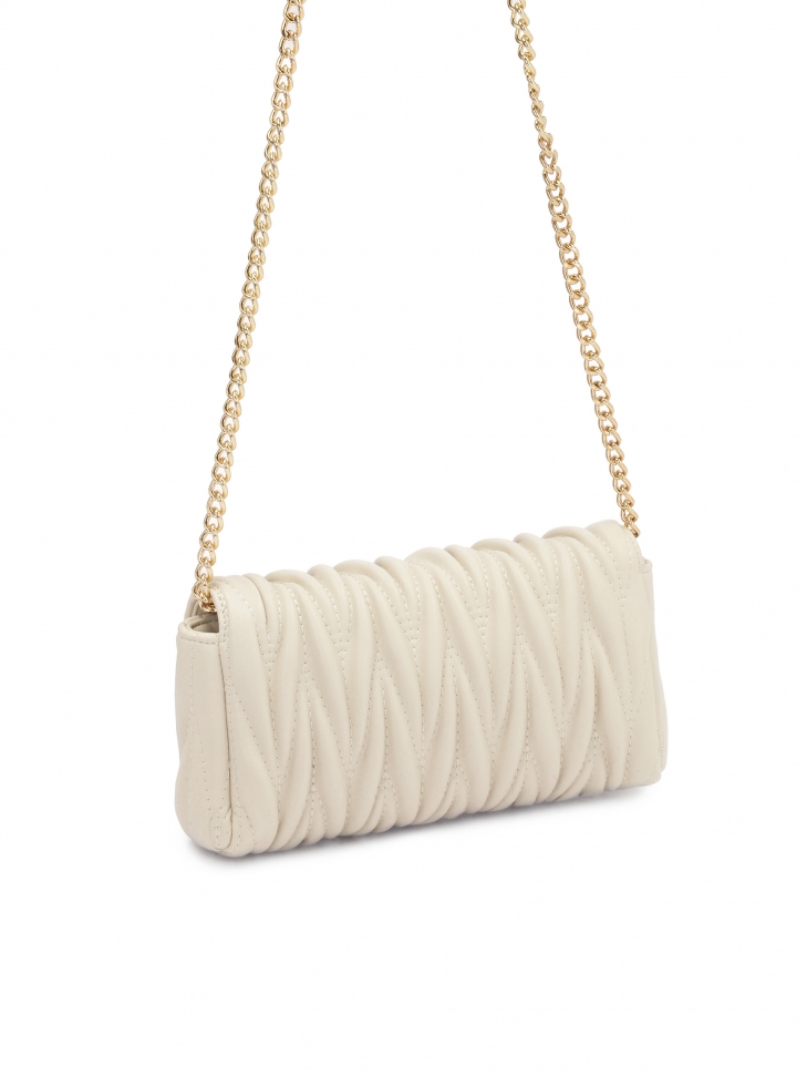 Elegancka torebka zawieszona ma otym łańcuchu