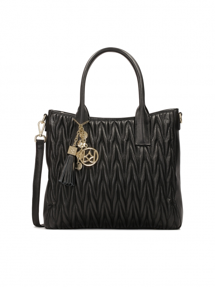 Pikowana torebka z uchwytami do ręki i brelokiem