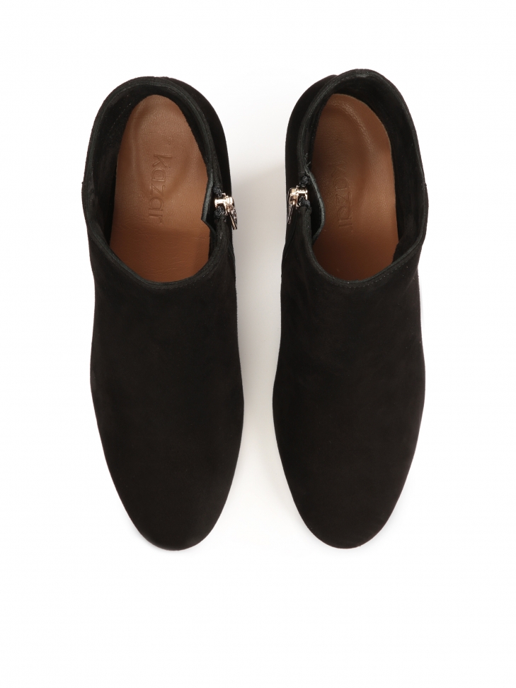 Klasyczne zamszowe botki na szerokim obcasie