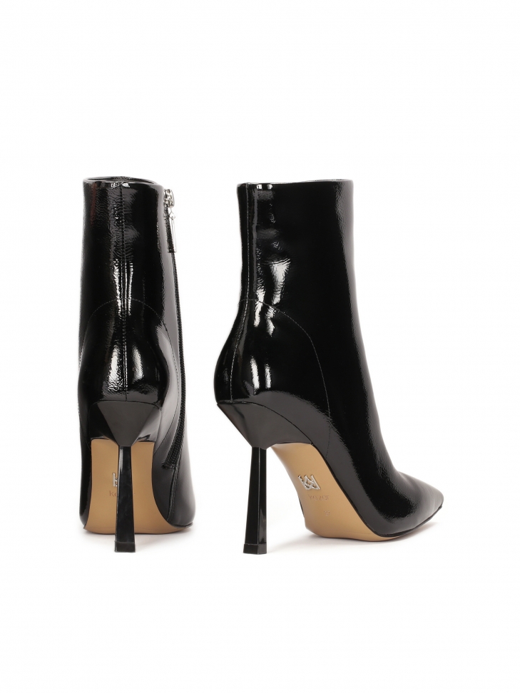 Lakierowane botki na cienkim obcasie