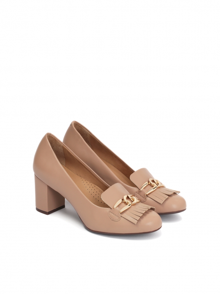 Jasnobrązowe skórzane czółenka z frędzlami i łańcuchem