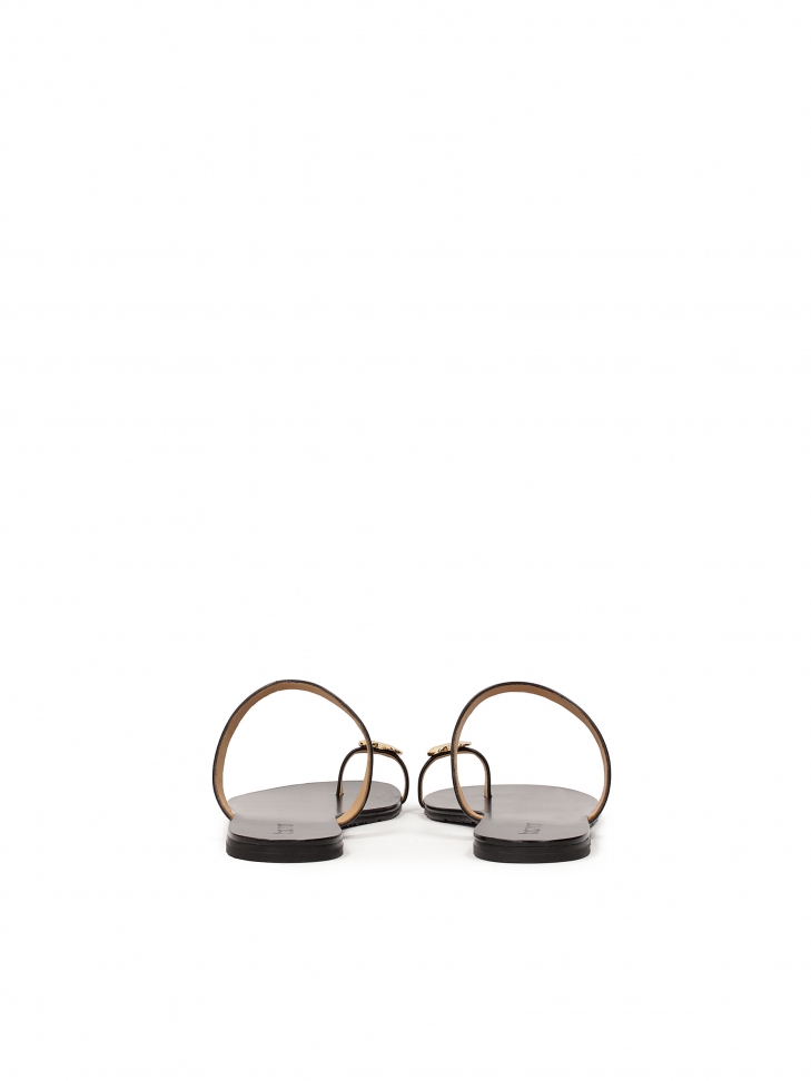 Minimalistyczne czarne klapki na płaskiej podeszwie