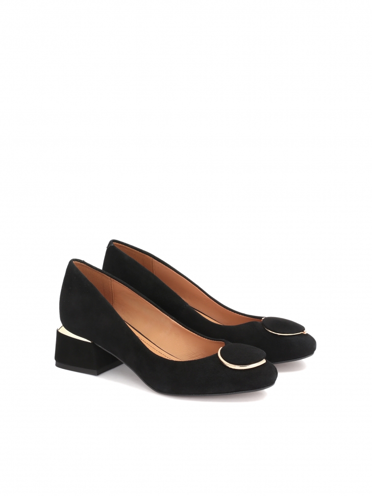 Czarne zamszowe czółenka z modnym obcasem i oągłą broszką na przodzie