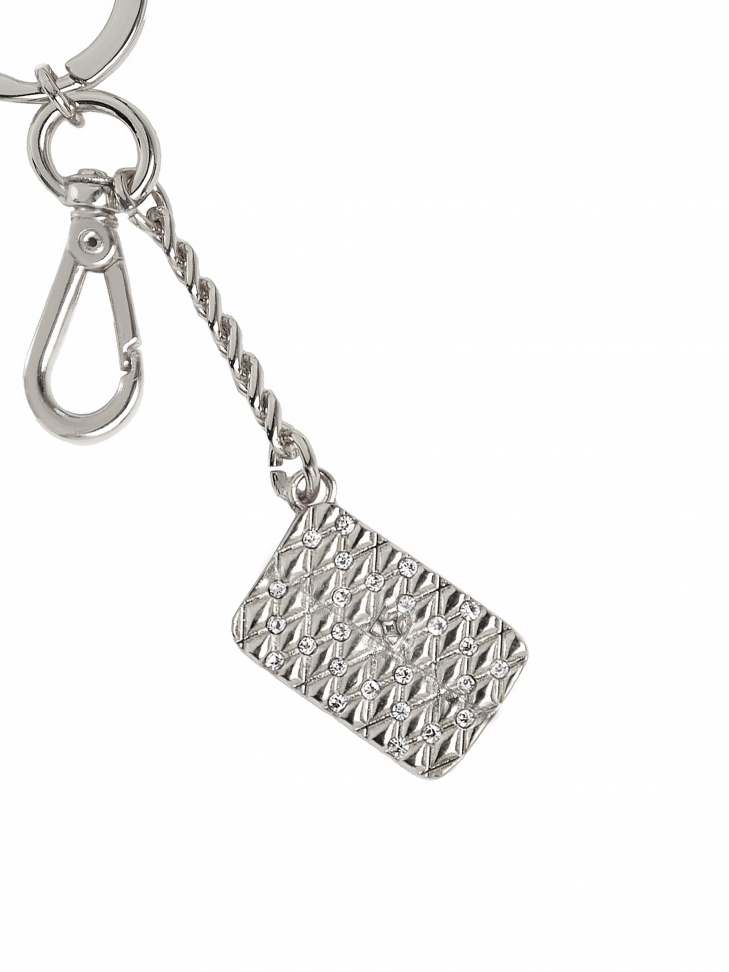 Metalowy brelok z zawieszką w kształcie małej torebki