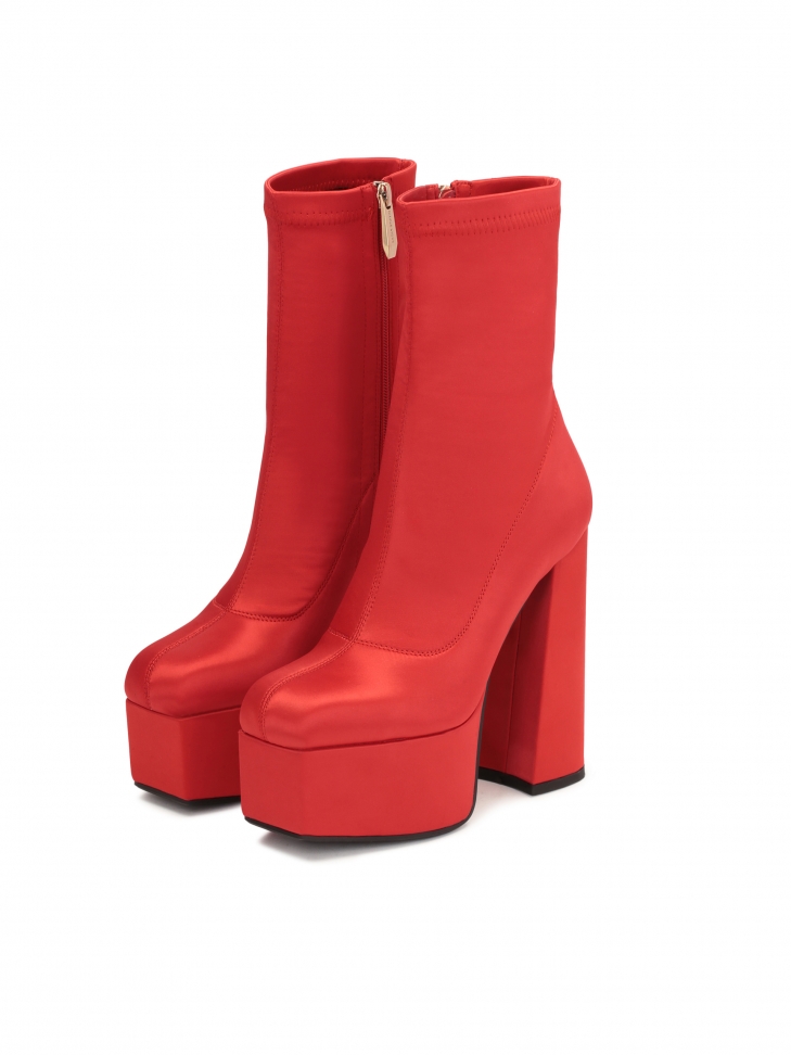 Czerwone botki na szerokim słupku i platformie