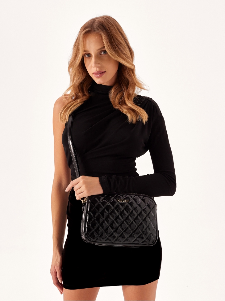 Lakierowana torebka na pasku