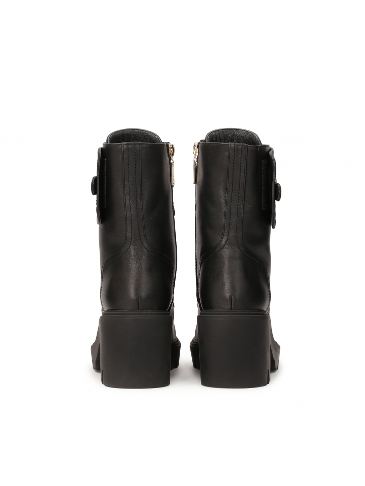 Czarne botki na klocku z klapą w monogramy KAZAR