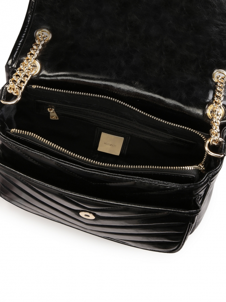 Czarna torebka na łańcuszku