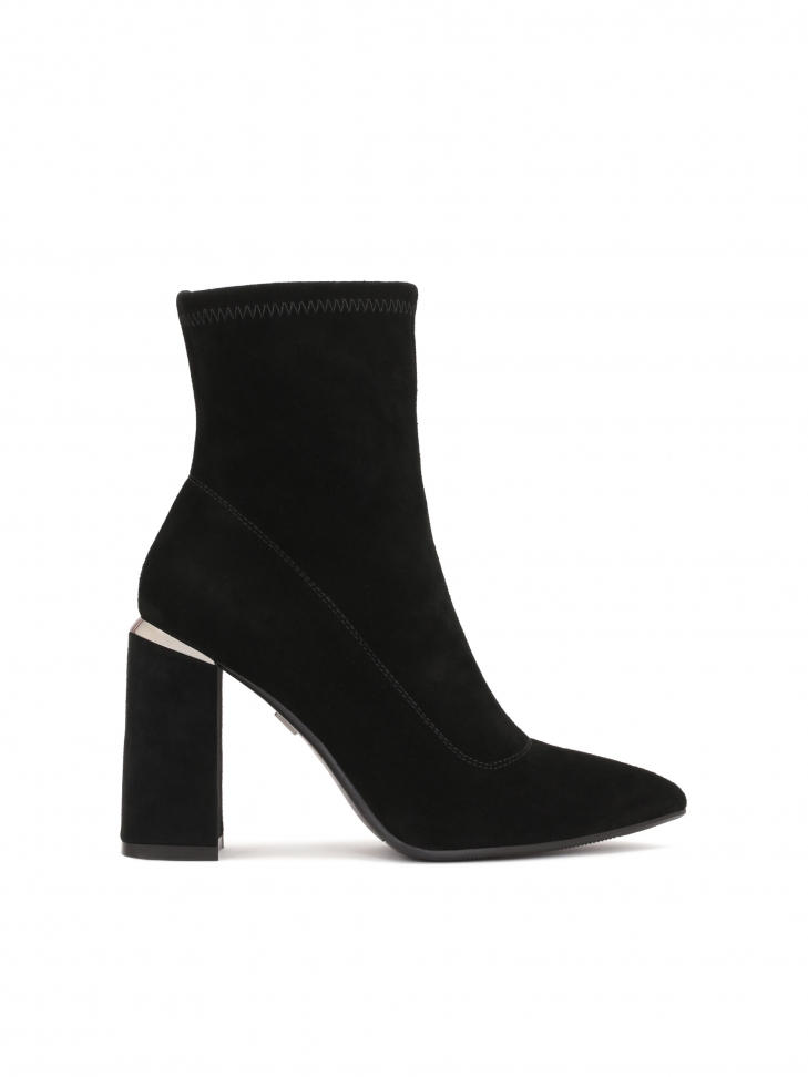 Zamszowe botki na słupku z metalową wstawką