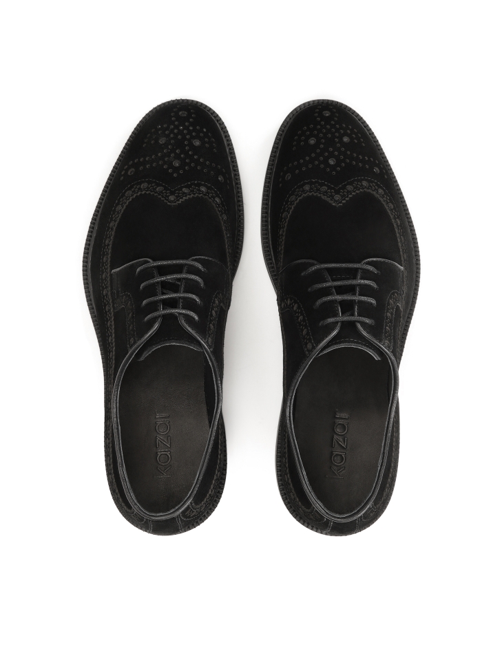 Czarne zamszowe półbuty ze zdobieniem