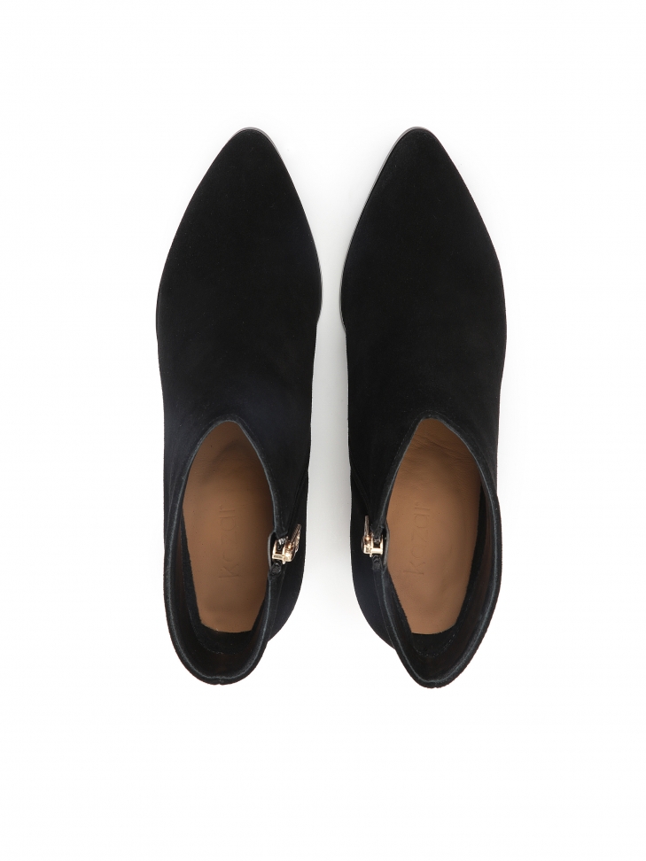 Zamszowe botki na wzorzystym obcasie z metalową wstawką