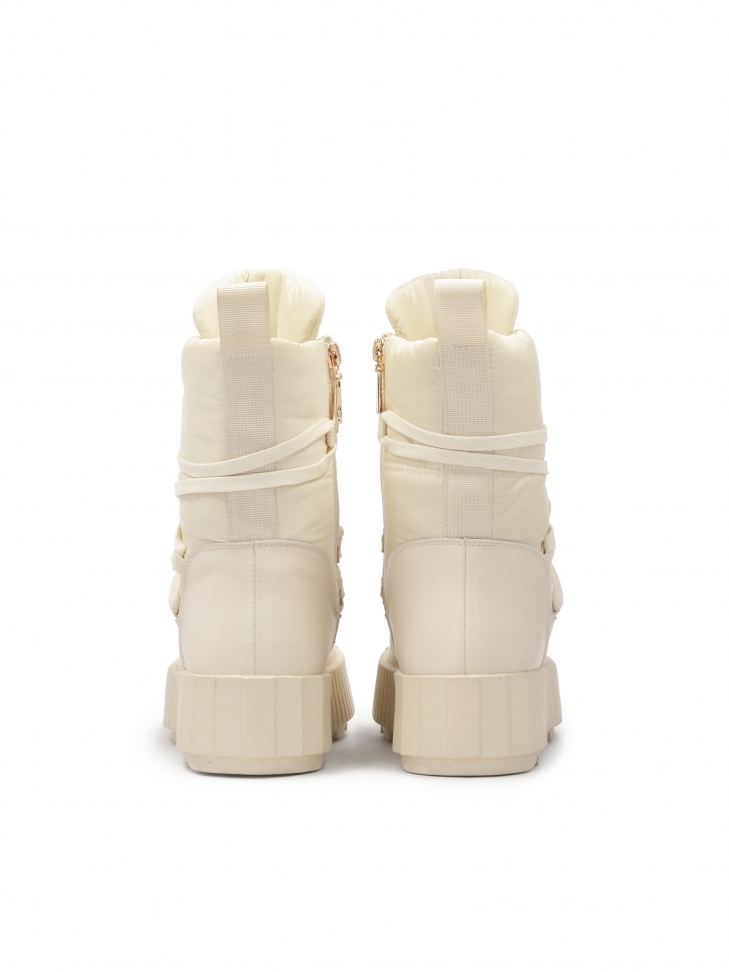 Modne śniegowce w beżowym kolorze