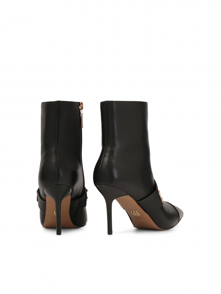 Klasyczne skórzane botki z noskami w szpic i dużą metalową ozdobą