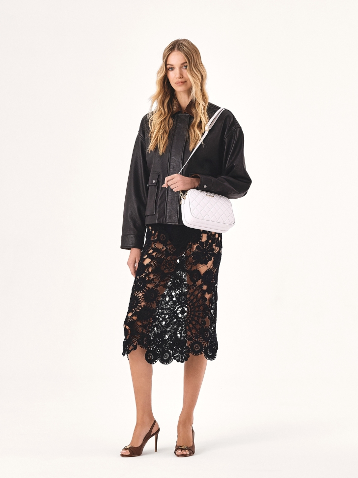 Biała torebka z efektownym pikowaniem