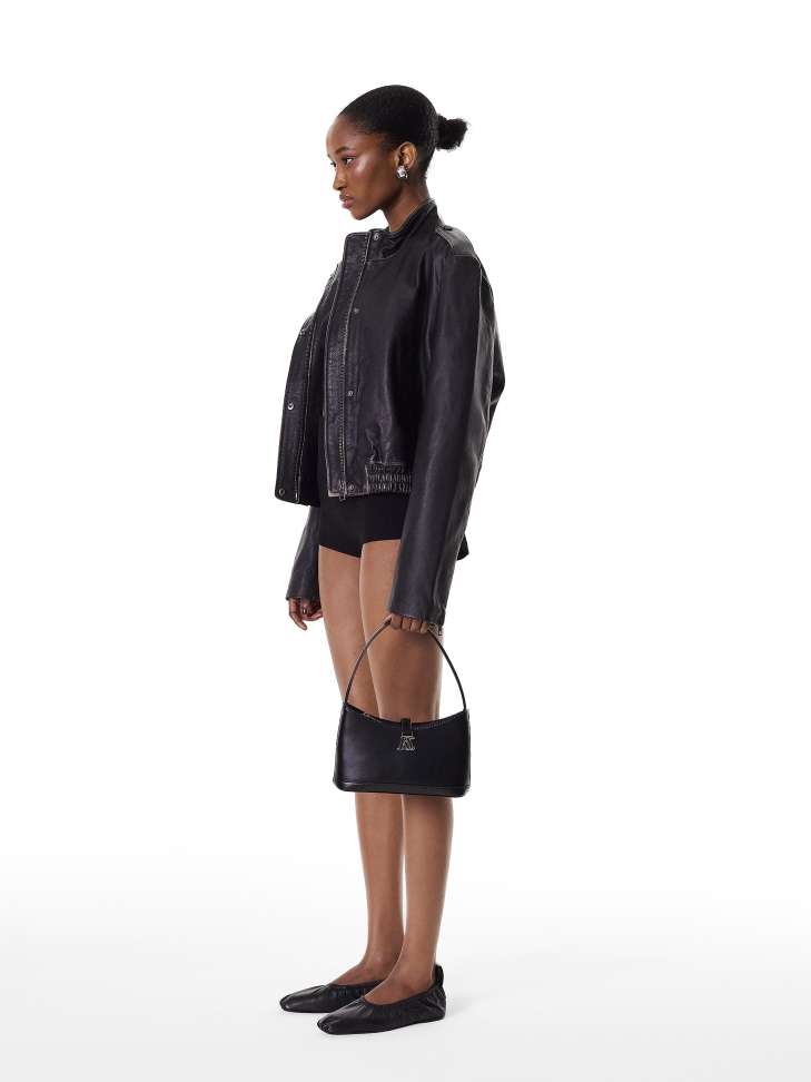 Czarna torebka z ótkim paskiem na ramię