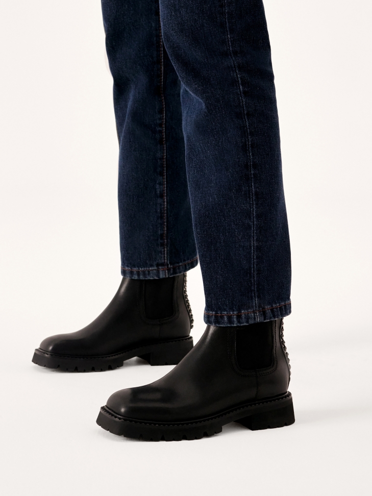 Wsuwane botki zdobione z tyłu łańcuchem