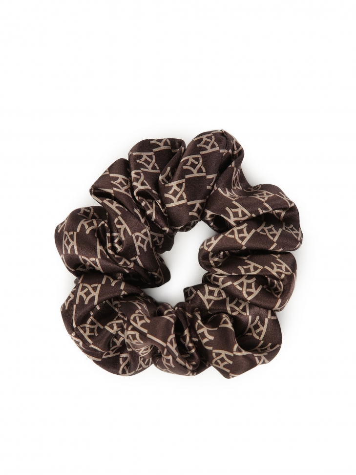 Brązowe satynowe scrunchie w beżowe monogramy