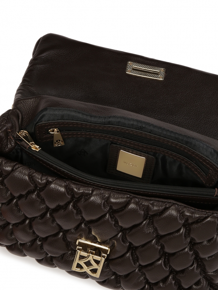 Miękka pikowana torebka w brązowym kolorze