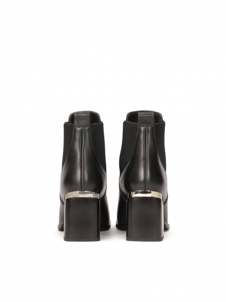 Czarne botki na szerokim zdobionym obcasie