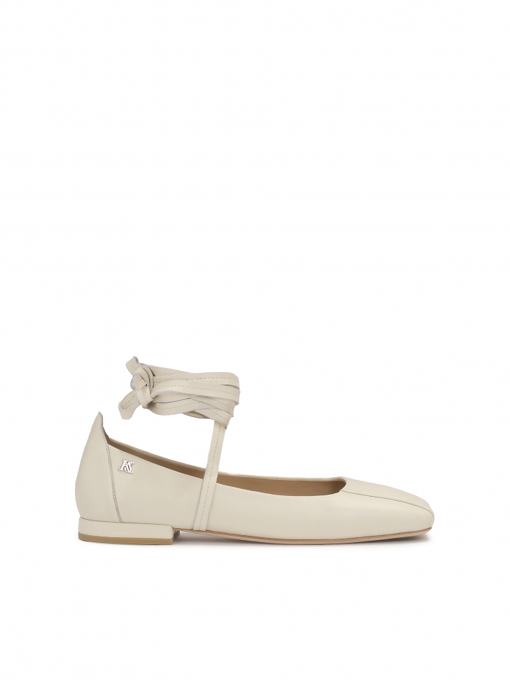 Beżowe czółenka z wiązaniem wokół kostki