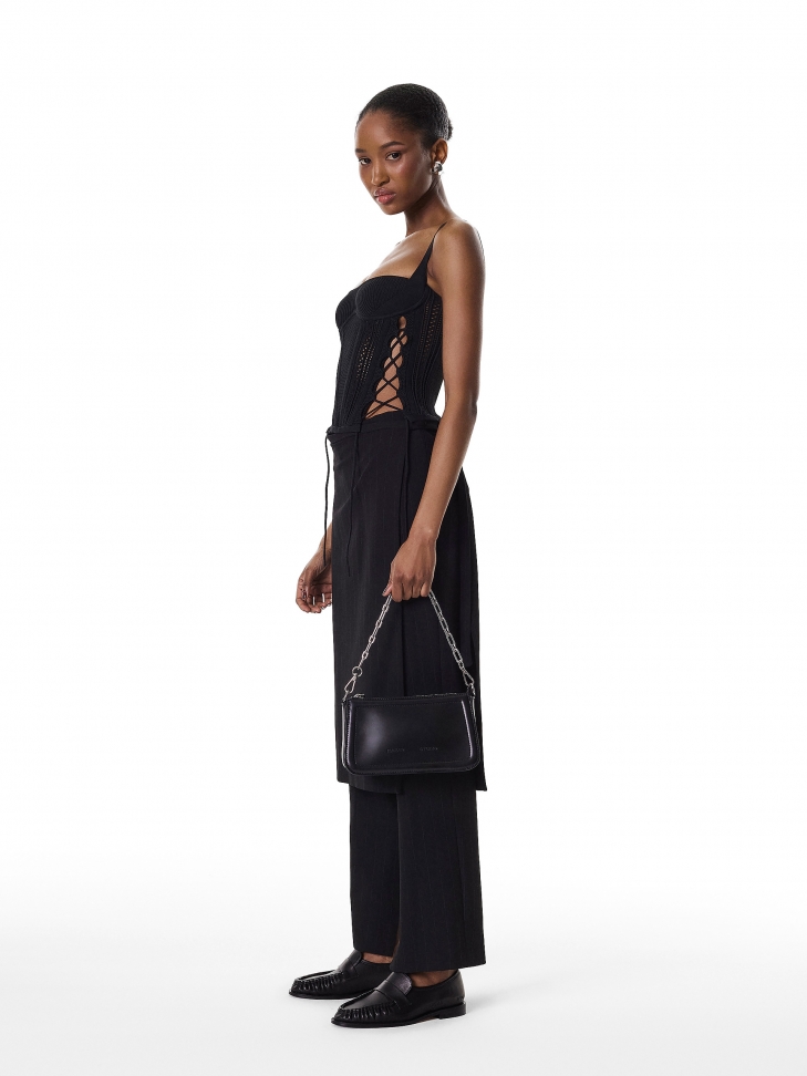 Czarna torebka z dwoma paskami