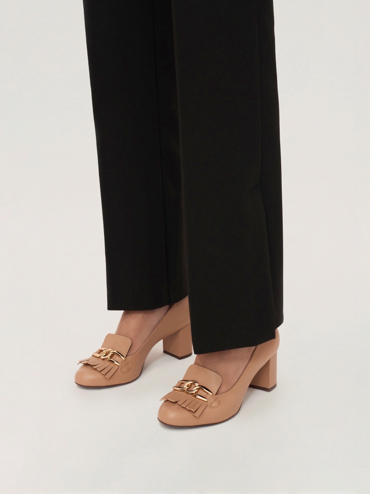 Jasnobrązowe skórzane czółenka z frędzlami i łańcuchem