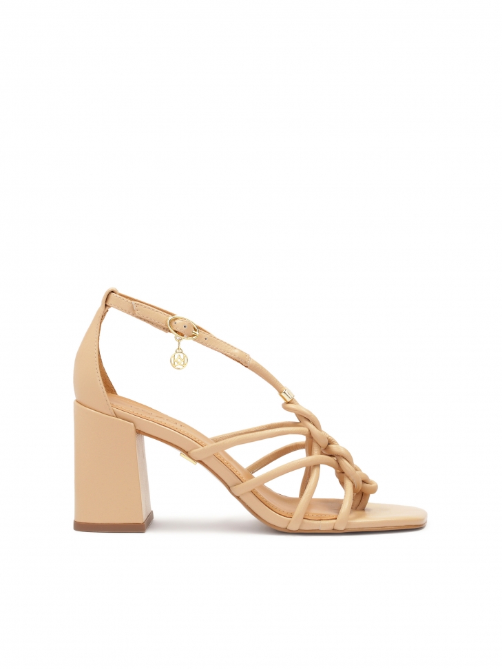 Skórzane sandały japonki na słupkowym obcasie