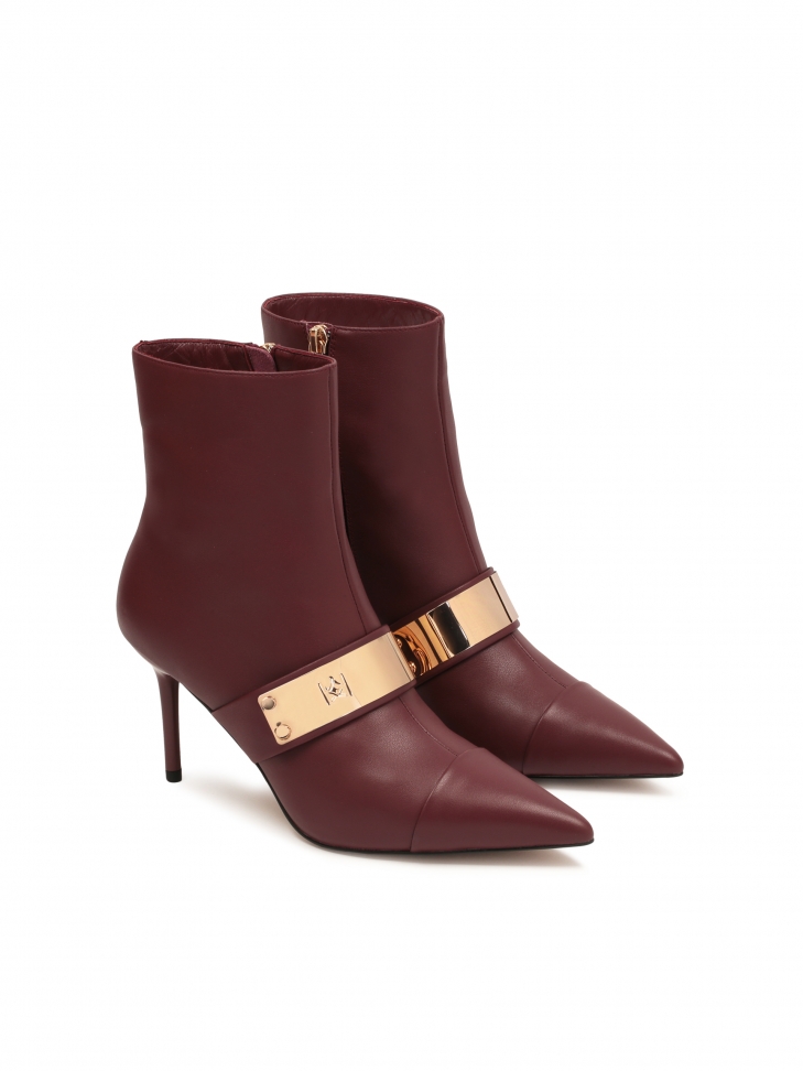 Bordowe botki ze skóry licowej z efektowną metalową ozdobą