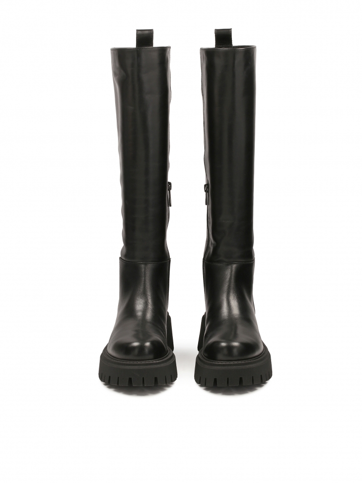 Minimalistyczne czarne kozaki na grubej podeszwie