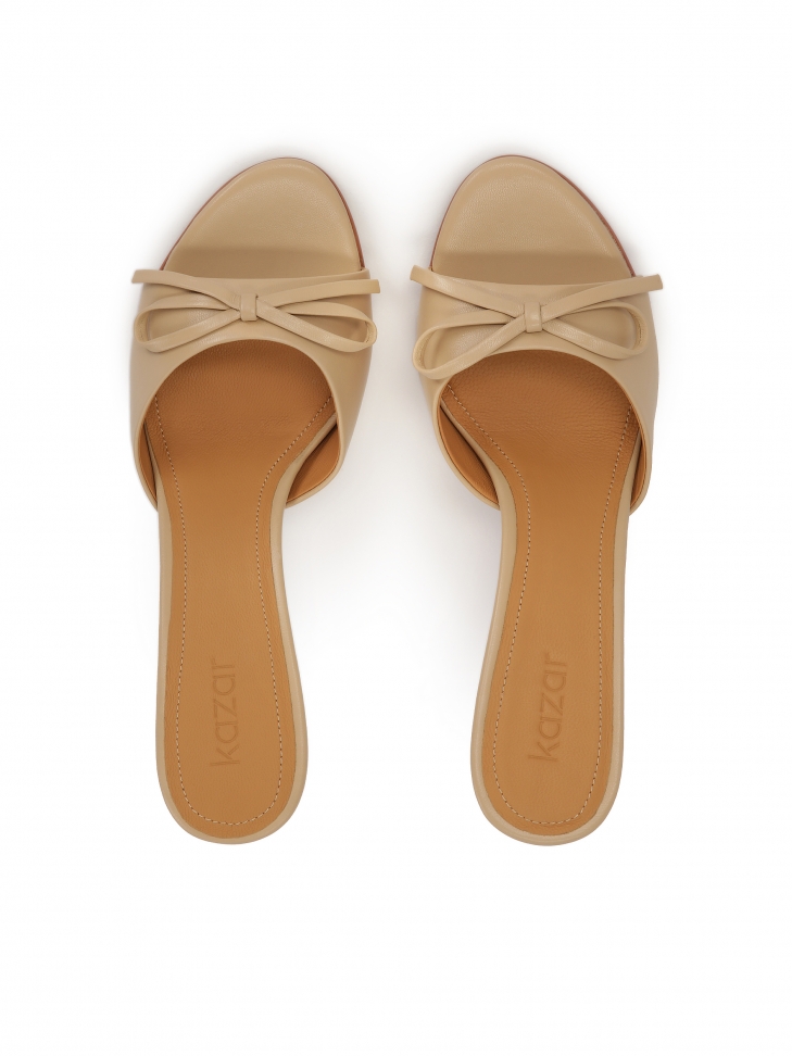 Beżowe klapki ze skórzaną kokardką