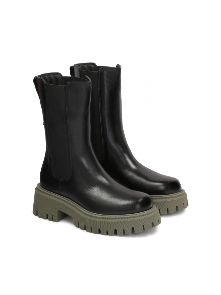Czarne botki typu chelsea z zieloną masywną podeszwą