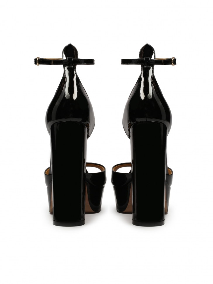 Lakierowane sandały na wysokim obcasie i platformie