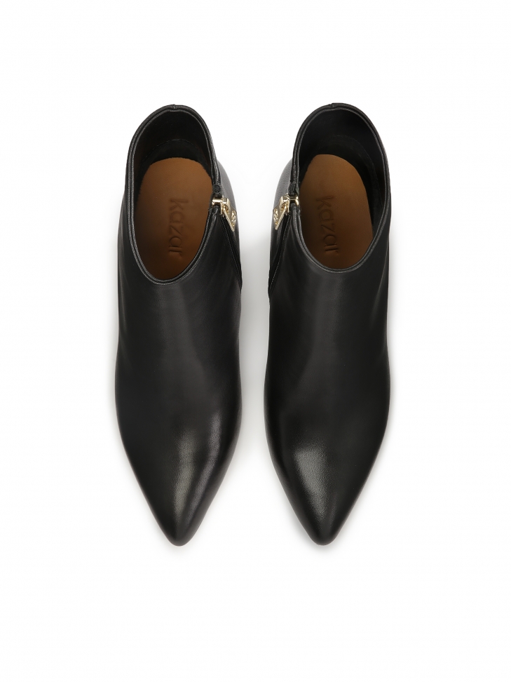 Skórzane botki na słupku z dopasowaną cholewką