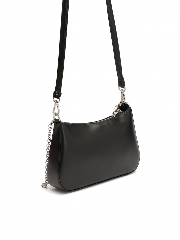 Czarna skórzana torebka z paskiem i łańcuszkiem ozdobiona oągłymi nitami