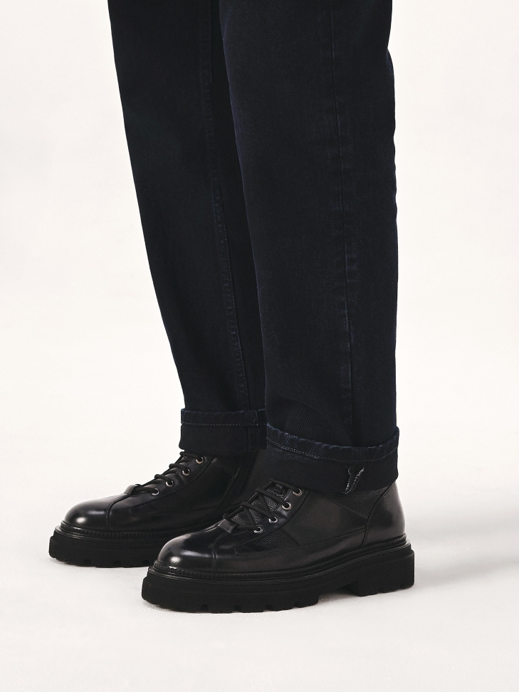 Uniwersalne czarne trzewiki na podeszwie z bieżnikiem