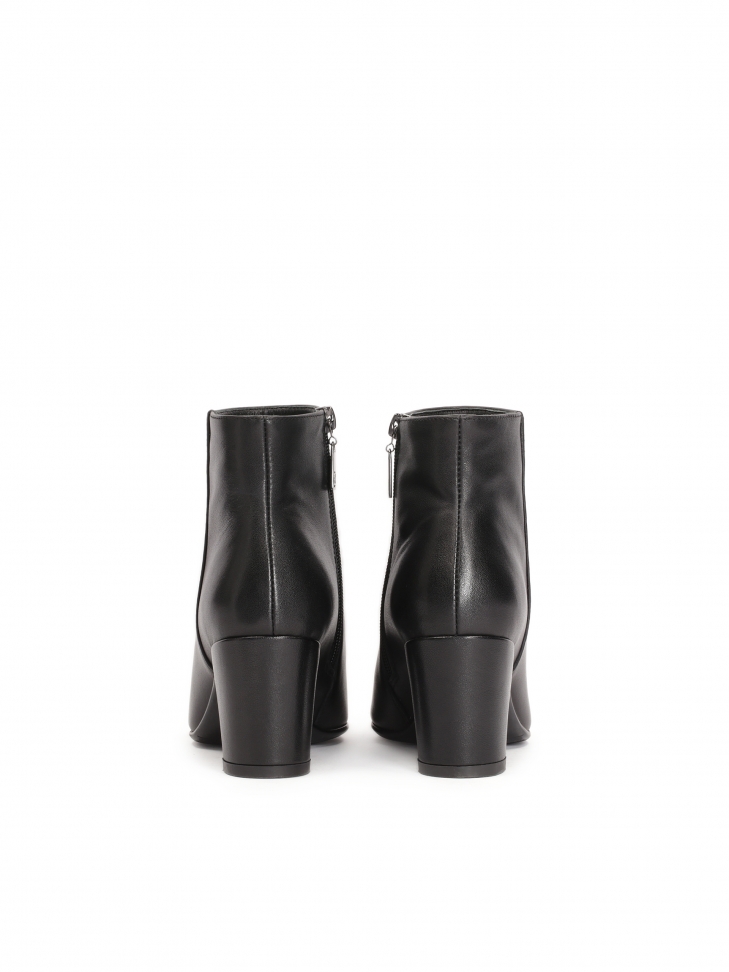 Czarne skórzane botki na obcasie