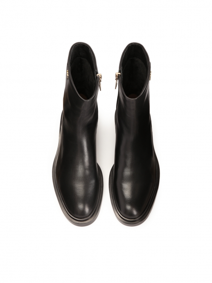 Płaskie botki zapinane na suwak