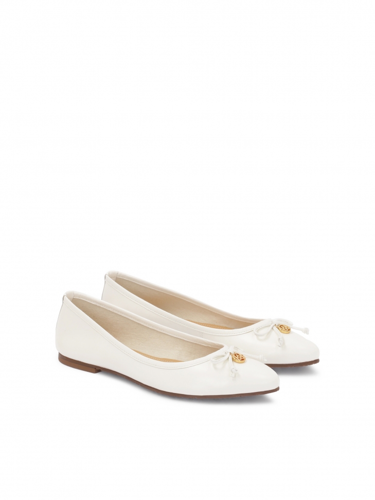 Białe skórzane baleriny z zawieszką
