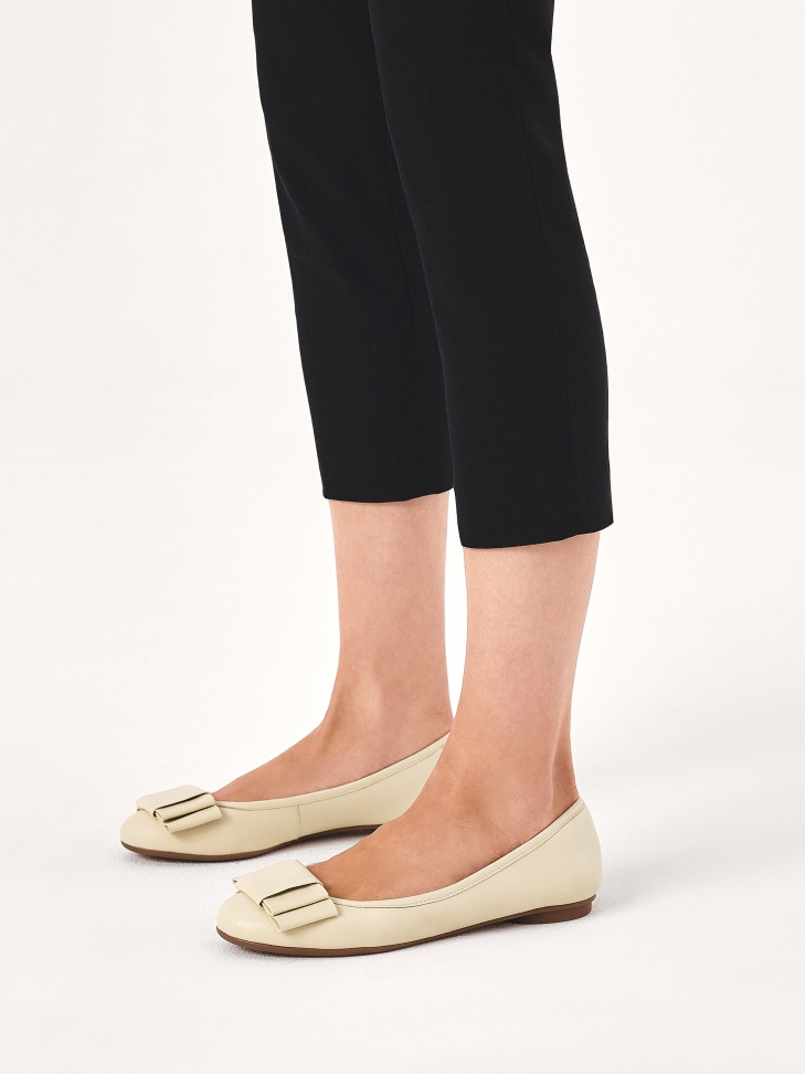 Kremowe baleriny z dużą kokardą