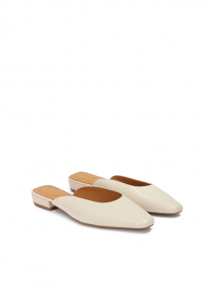 Płaskie klapki z zabudowanym wydłużonym noskiem