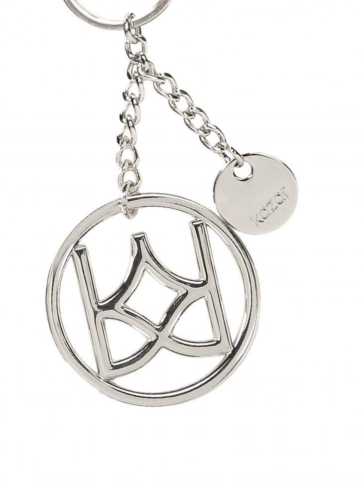 Długi brelok z oągłą zawieszką z monogramem KAZAR
