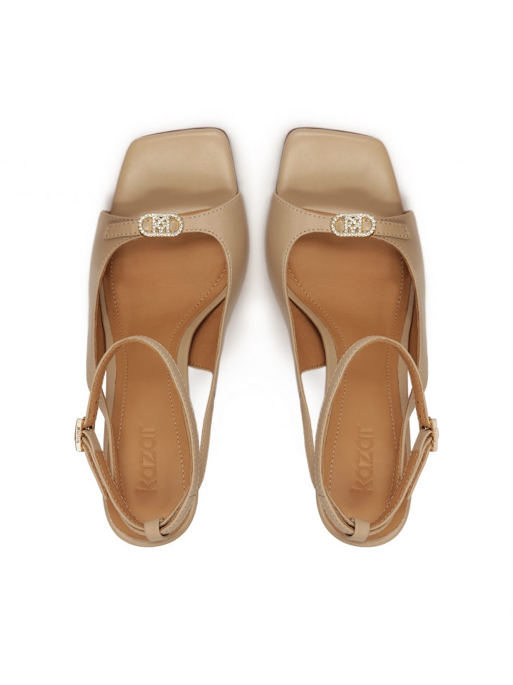 Beżowe sandały o modnym designie