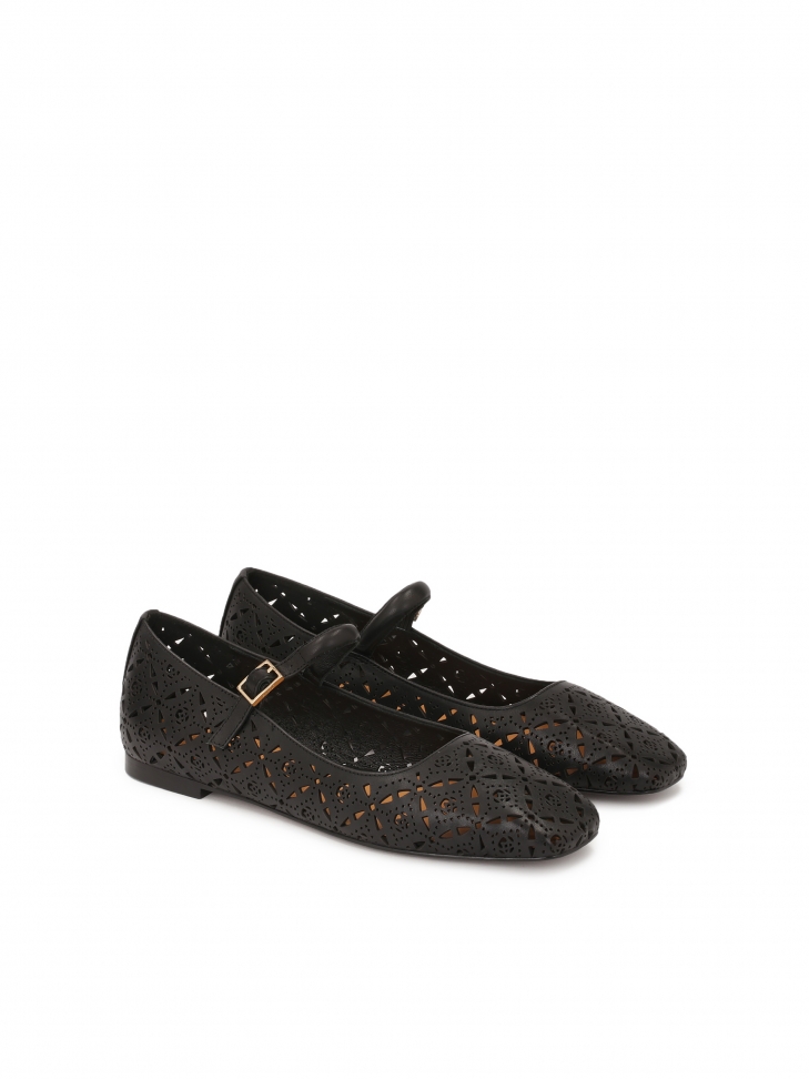 Czółenka na płaskiej podeszwie z ażurowym zdobieniem