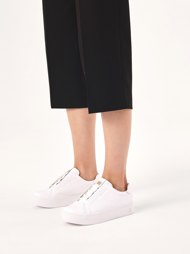 Białe sneakersy w tłoczone monogramy KAZAR