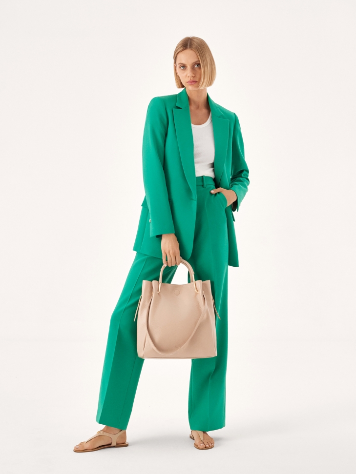 Skórzana torebka z metalowymi rączkami