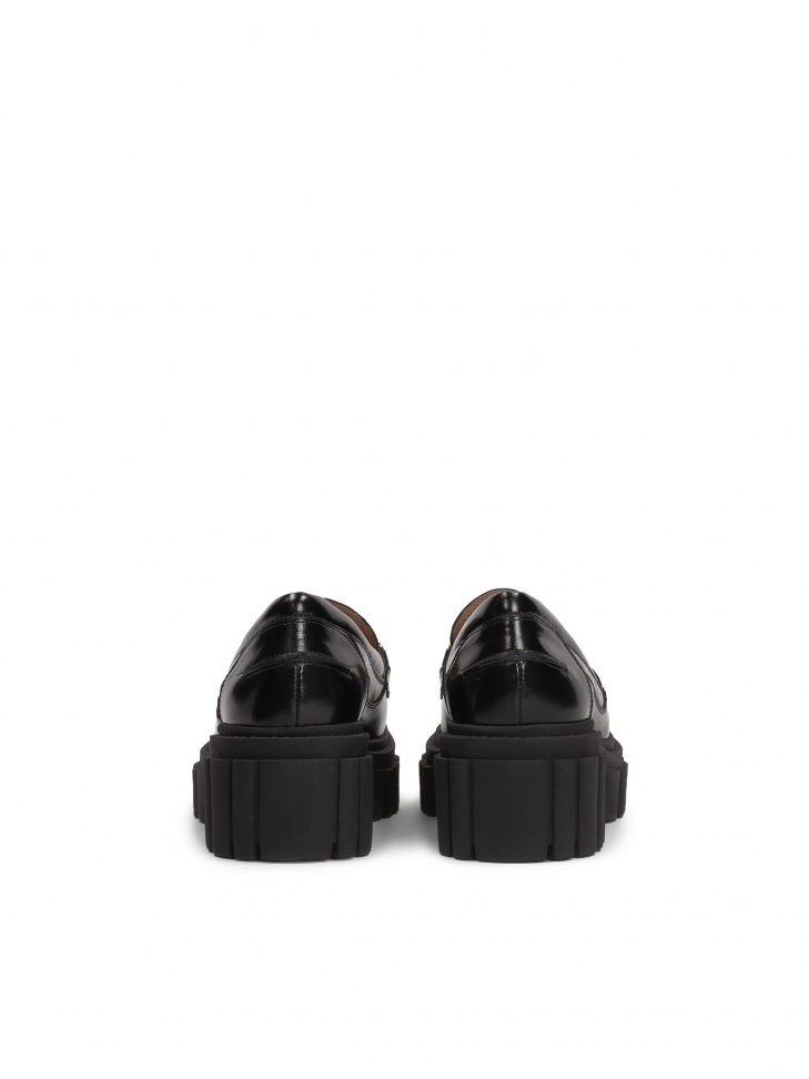 Czarne półbuty z łańcuszkiem na trepowej podeszwie