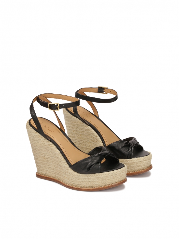 Czarne skórzane sandały na koturnie