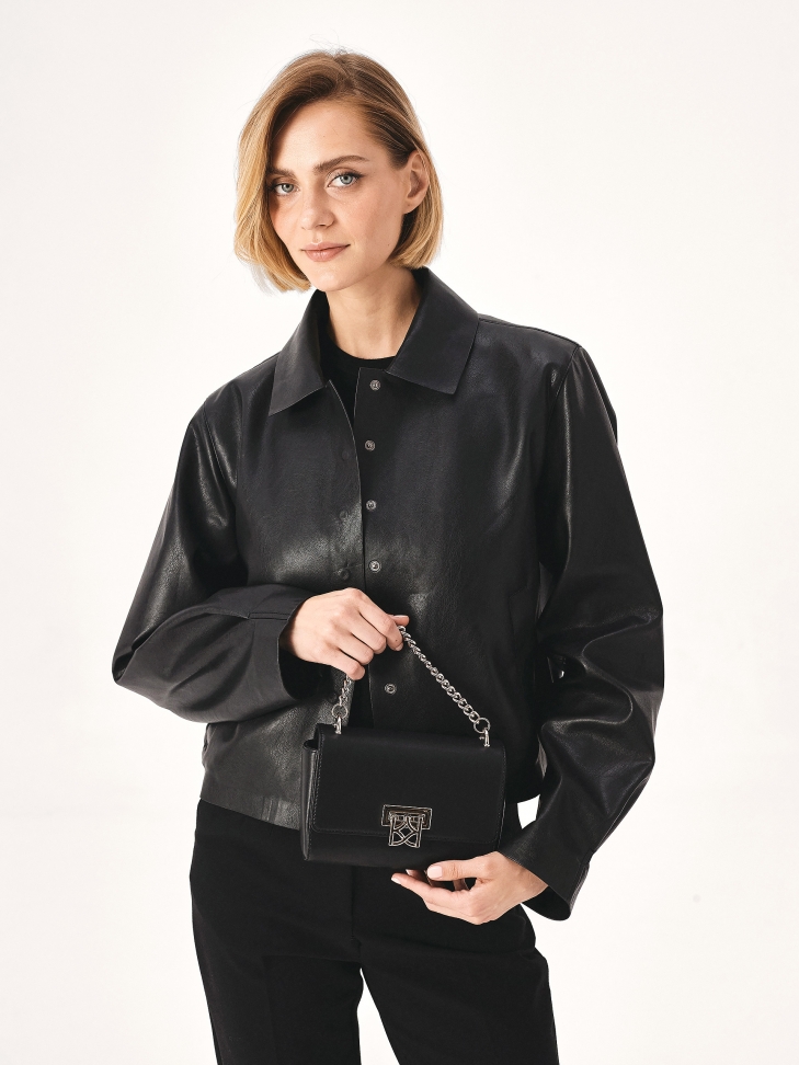 Mała torebka z metalowymi srebrnymi okuciami