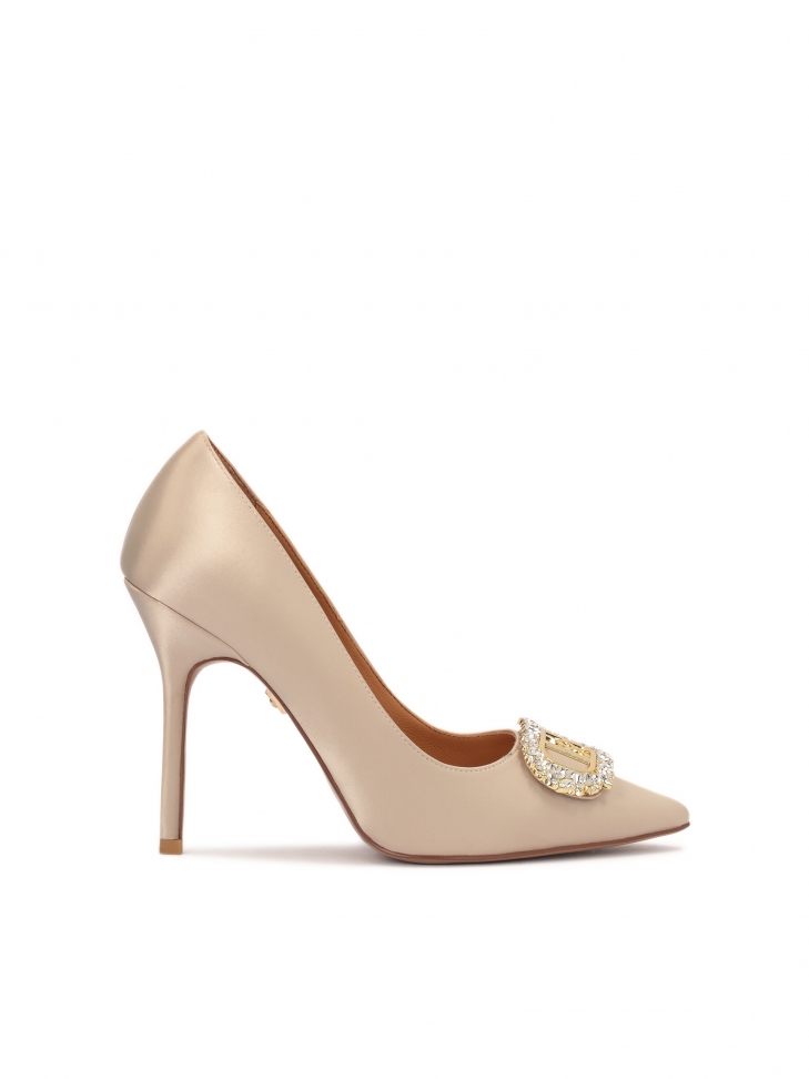 Zdobione beżowe czółenka ślubne z tkaniny