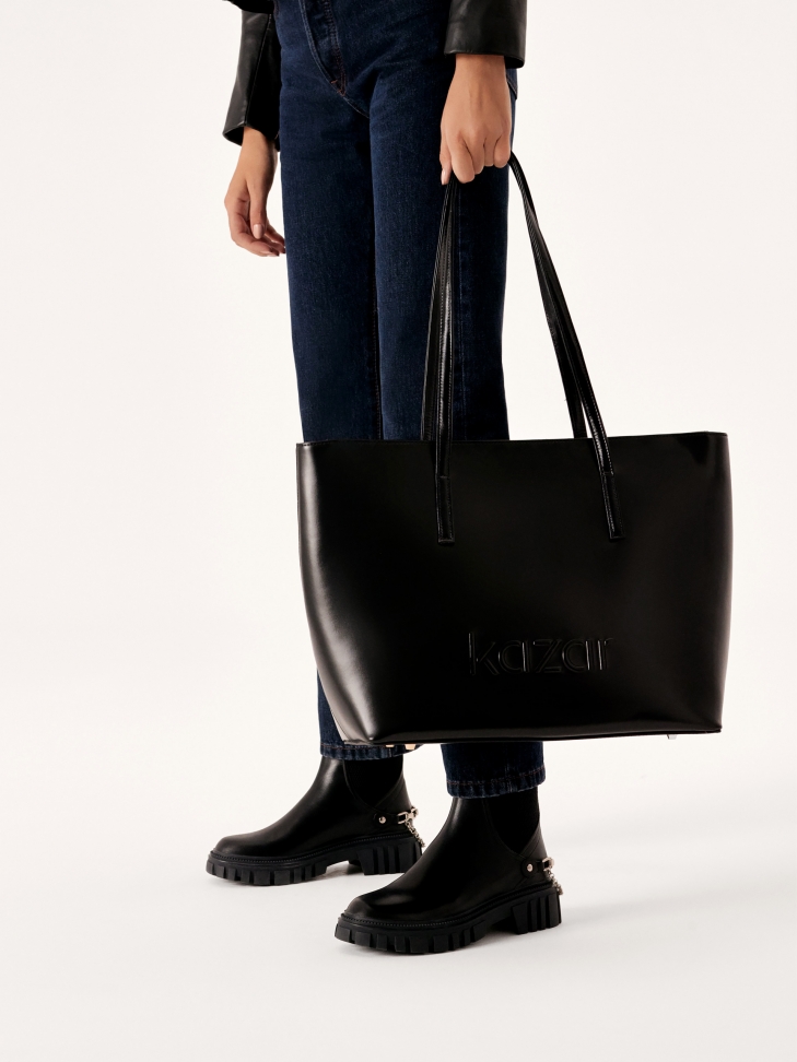 Wsuwane botki z łańcuchem przy pięcie